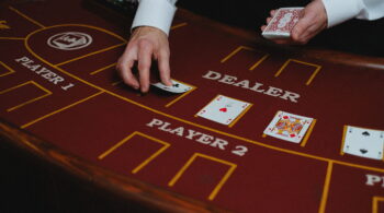 Dealer delar ut kort vid ett live casino bord